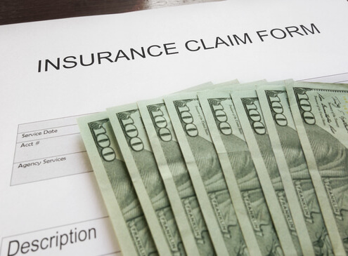 Who determines how much should be paid in underinsured motorist coverage in Wyoming?