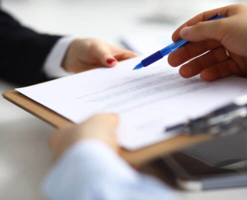 Why should an investor read the Franchise Disclosure Document before investing in a franchise?